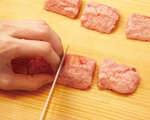 画像: たらの子は食べやすく切る。湯に入れた瞬間に花が咲いたようになる