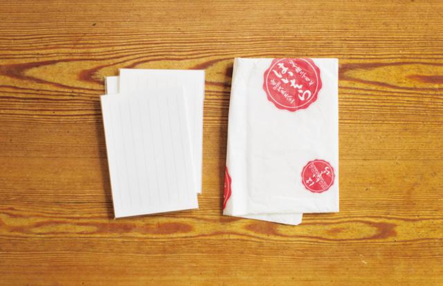 画像: お礼状を書いたり、季節のあいさつをしたり。大人になると、なにかと必要になるはがき。「字を書くのが苦手なのですが、このはがきは罫の幅がちょうどよく、字をバランスよく見せてくれるのがお気に入りです」