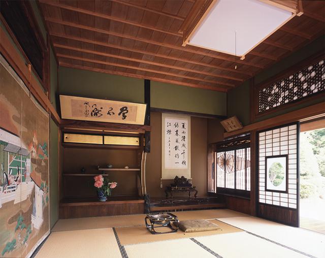 画像: 銘木をふんだんに使った1階の数寄屋造りの和室。2方向に縁側が廻る