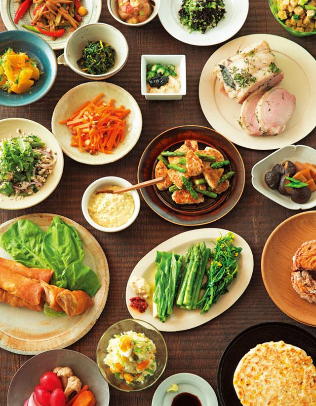 画像: 今回、紹介したおかず全18品がずらっと並んだ食卓。「疲れたときに、この光景を思い出したら、元気が出そう」(山㟢さん)
