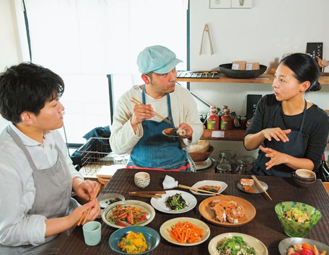 画像: 盛り上がる3人のおかず談議。「ふだん、ほかの料理家さんの料理を食べることはないので、楽しいですね」(タナカさん)