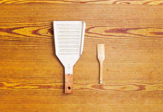 画像: こちらも、結婚以来ずっと使っている愛用品。「刃の鋭さが鈍ってくると、築地のお店に行って目立てをしてもらいます。目立てしたてのときは何本でも大根をおろしたくなってしまうくらいの、すり具合なんですよ」