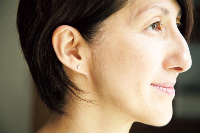 画像: 50歳の誕生日に、ご主人から贈られたのはダイヤのシンプルなピアス。フォーマルなシーンはもちろん、カジュアルなスタイルにも合う。「アクセサリーはあれこれ買わず、このピアスだけにしようと思っています」
