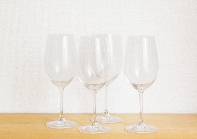 画像: 「ワイングラスは、酔った状態で洗うから、つい、割ってしまうこともあって」。ようやくたどり着いたのは、薄手だけれど丈夫な「リーデル」。いつでもまったく同じものが手に入るという、安心感