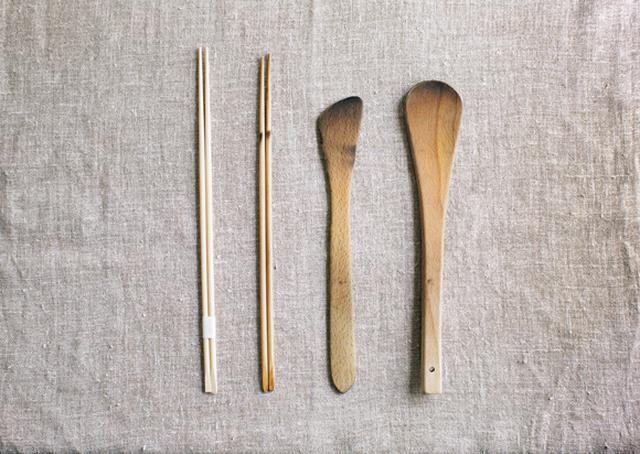 画像: 有次の菜箸は、2種類あるうちの長いほう。「家庭で使うのであれば、細めのタイプでは繊細すぎる気がして」。木べらは東京・合羽橋にある「キッチンワールドTDI」で。へら部分がコンパクトなのが、使いやすさの秘密