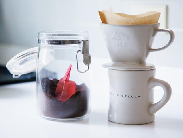 画像: 自分のためにコーヒーを淹れて、雨戸を開けたり、朝食の準備をしたり。毎朝の、ゆったりとしたウォーミングアップの時間
