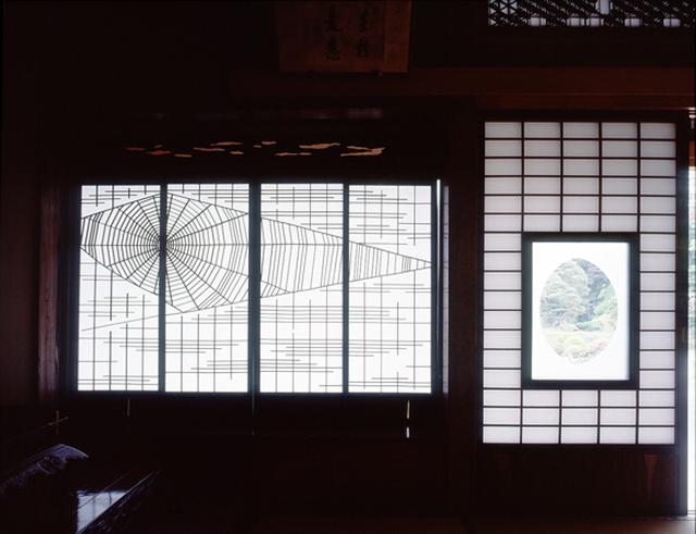 画像: まるで蜘蛛の巣のように複雑に組まれた書院窓の障子の桟