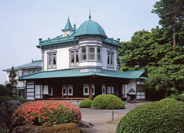 画像: 和館の上に洋館を載せた和洋折衷の館は存在感抜群。1階の屋根には八角形の展望室が載る
