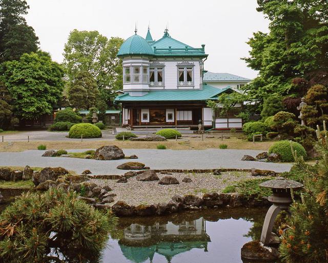 画像: 枯山水地泉回遊式の名庭園「盛美園」の一画に建つ