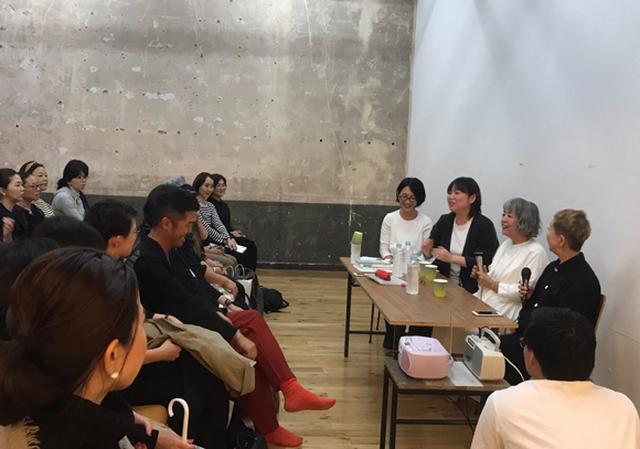 画像: トークイベントの会場の様子。山中さん、横尾さんの明るい本音が飛び交いました。