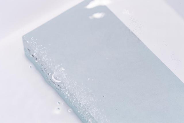 画像: 砥石は水に浸し、気泡が出なくるまで待つのが基本。砥石によっては渇きが早いものがあるため、もうしばらく浸すと安心だ。浸す時間は、砥石の説明書を参照のこと
