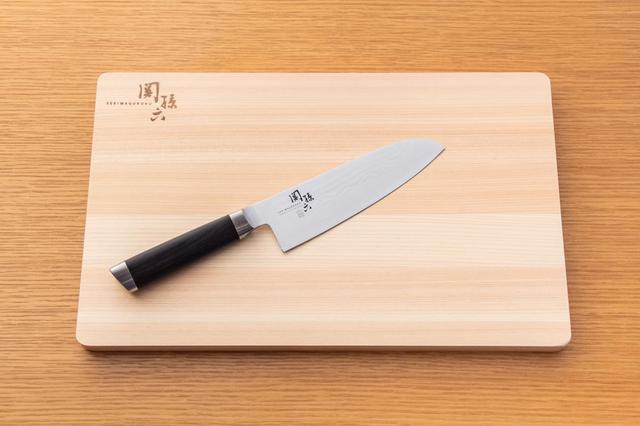 画像: 刃を傷めないためには、木製などのやわらかい素材のまな板がお薦め