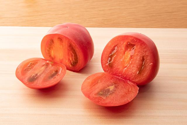画像: 左はよく切れる包丁で切ったもので、断面はつややか。右は切れ味の悪い包丁で切ってあり、繊維がつぶれています。「よく切れる包丁なら、食材の組織を壊さずに切れるため、舌触りや味、食材によっては鮮度にも影響します」と林さん
