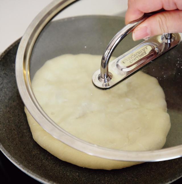 画像: 底をこがさないように、予熱はしないで焼きはじめる