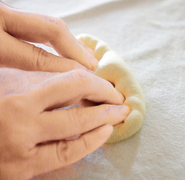 画像: 生地を三つ折りにして、細長くし、指でつまんでとじる