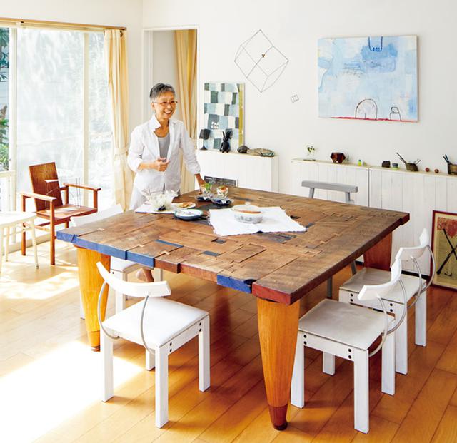 画像: 中川久嗣さんの「PUZZLEテーブル」 さまざまな種類の木をさまざまな形や大きさにカットし、パズルのように組み合わせたテーブルは、155cm角。いろんな場所で育った樹木に想いを馳せながら暮らしてもらいたいとの願いが込められている