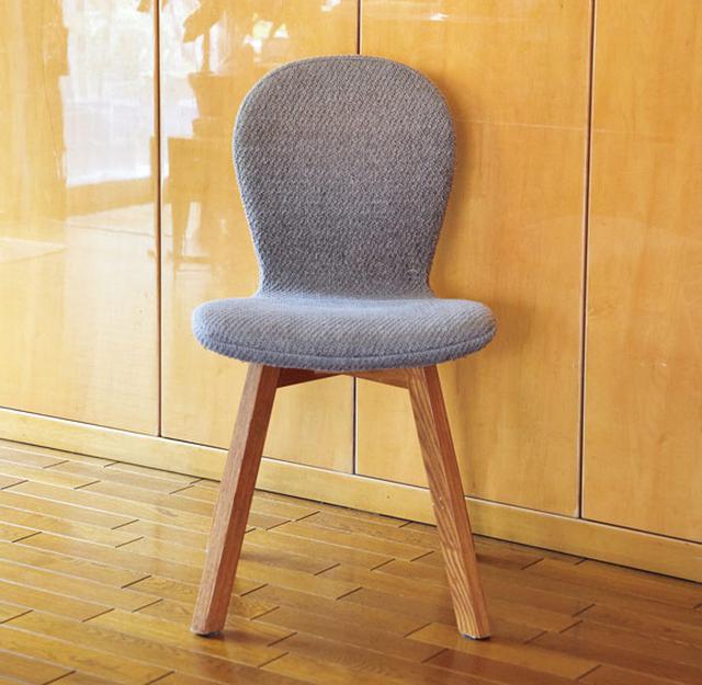 画像: 「トラック」の「EIGHT CHAIR」 初めて「トラック」を訪れ、購入したのが、この椅子。小さくて愛らしい形が特徴。「LIFE」をオープンしたときには、この椅子を6脚そろえたそう。小ぶりでも座り心地は抜群