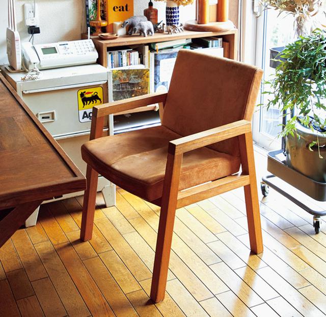 画像: 「トラック」の「TAMO ARM DINING CHAIR」 15~6年前に買ったこの椅子は、当初、グレー生地だったが、座面が抜けて生地も傷んできたので、2年前に同ブランドの「DT SOFA」の生地に張り替えた。手を加えて時を継いでいくのが好き
