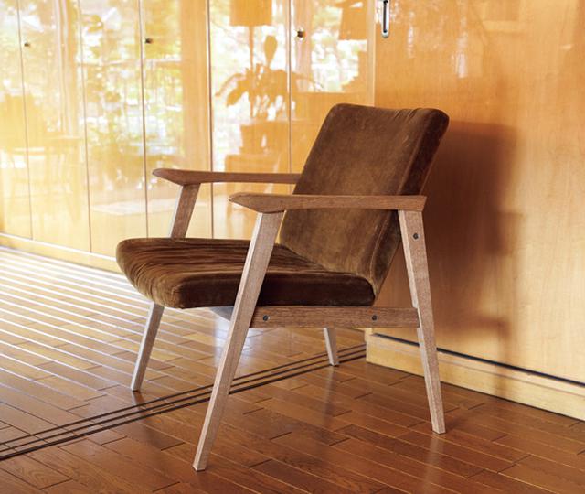 画像: 「トラック」の20周年記念モデルを新たに購入 「トラック」の定番「FURROWED-LEATHER ARM CHAIR WOOD FRAME」は、スチールの脚にオーク材の肘掛け、レザーの張り地だった。これをナラ材のフレームに替えて、アニバーサリーモデルとして誕生した