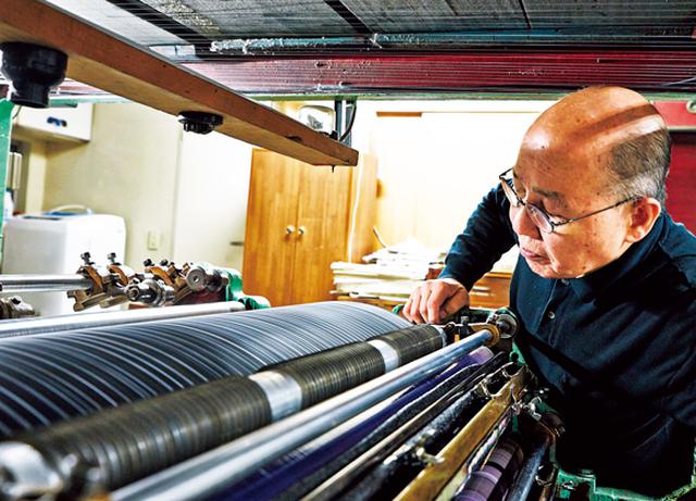 画像: 罫引所の井口社長。作業の合間、機械の状態を入念に点検する
