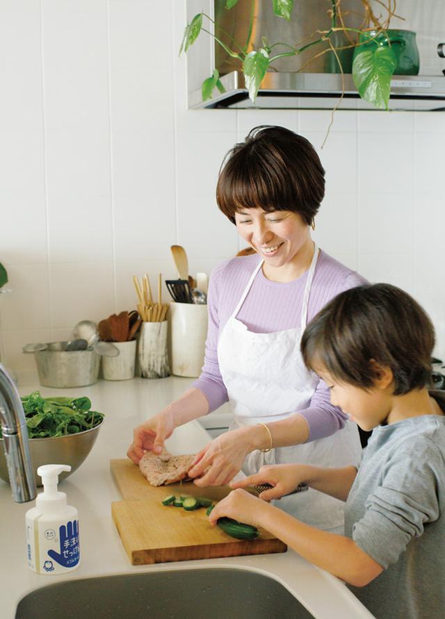 画像: 野口さんは、息子のたおくんが幼いころから一緒に料理をしてきたそう。「カレーや煮ものなど、ひととおり教えました」。安全なおいしい料理をつくるために手洗いも忘れません