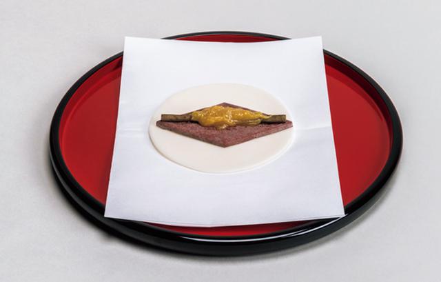 画像: 開いた状態の菱葩(ひしはなびら)。これを半分に折り、上の写真のように本膳の手前に和紙に包んで配膳する