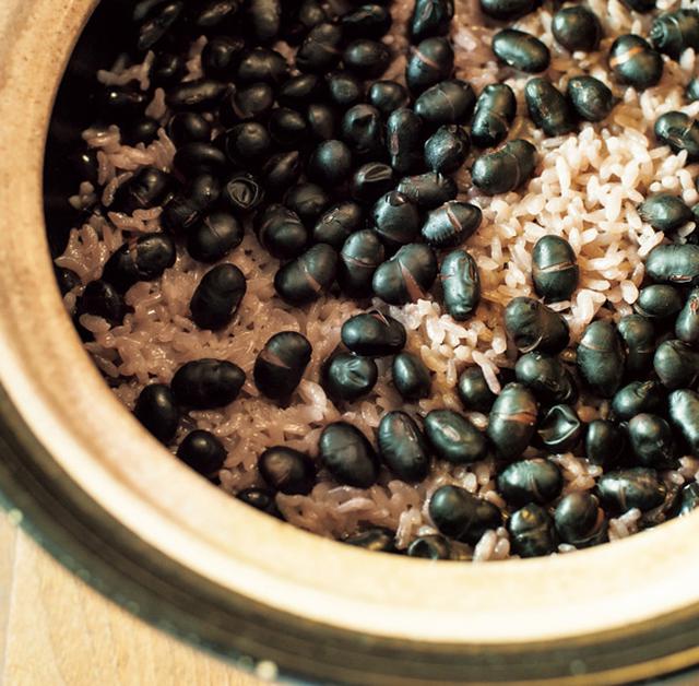 画像: 乾燥黒豆をから焼きして塩としょうゆで炊き込みごはんに。甘味と香りが豊か