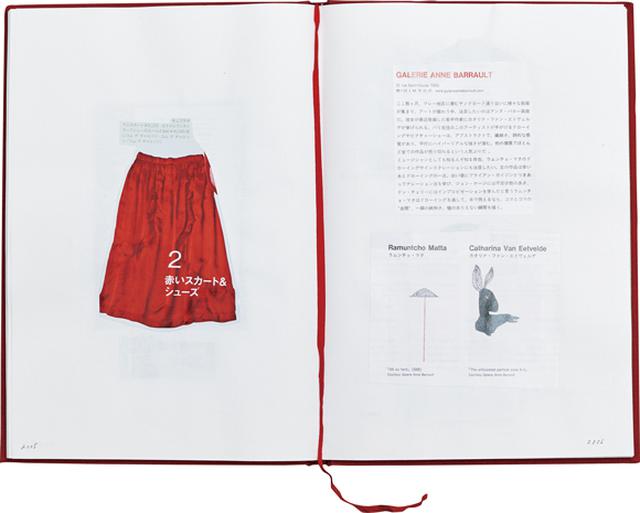 画像: 赤表紙のノートをスクラップ帳に ずいぶん前にパリで買ったという、思い出の赤いノートをスクラップブックに。雑誌のキリヌキなど、心に留まった写真をペタリ
