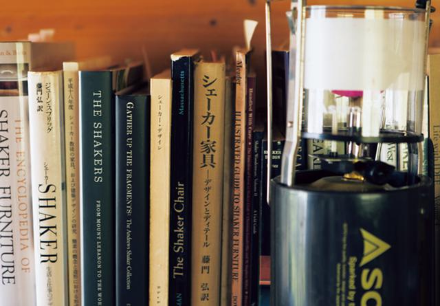 画像: 仕事部屋に並ぶ、シェーカー関連の書籍。「まだまだ途上中。勉強することがたくさんあります」