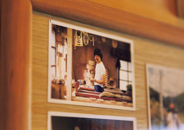 画像: リビングには、多くの写真が飾られていた。なかには、アリスファーム時代の、若き宇納さんの姿も
