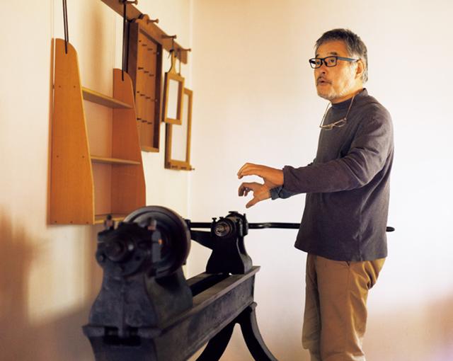 画像: 展示室には、アリスファームから譲り受けた昔の旋盤が鎮座。「丸棒を加工するためのものです。鋳鉄の質感がいいですよね」