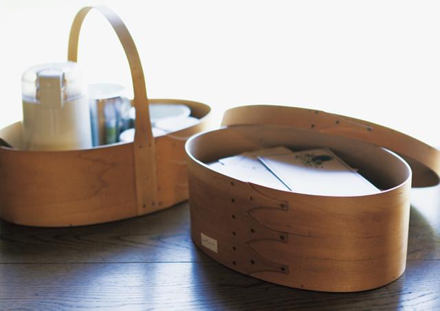 画像: 日常品の収納に使われていたオーバルボックス。宇納家でも、手紙やお茶セットなどに幅広く活用中