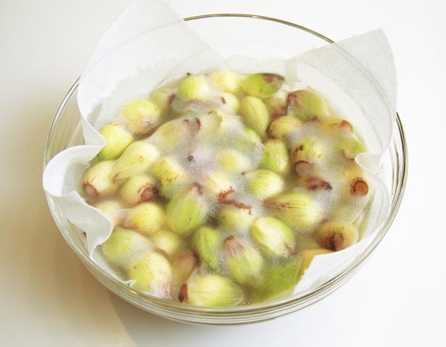 画像: 買ってきたふきのとうは乾燥気味なので、洗ったのち30分ほど水にひたして十分に水をふくませる。摘んですぐのふきのとうならそのままで。