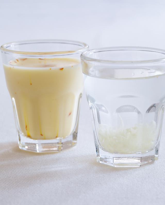 画像: 右)すりおろしたしょうがを水に入れて飲む(アグニを整える) 左)サフランを牛乳に(イライラや自律神経を整える)などの摂取法が