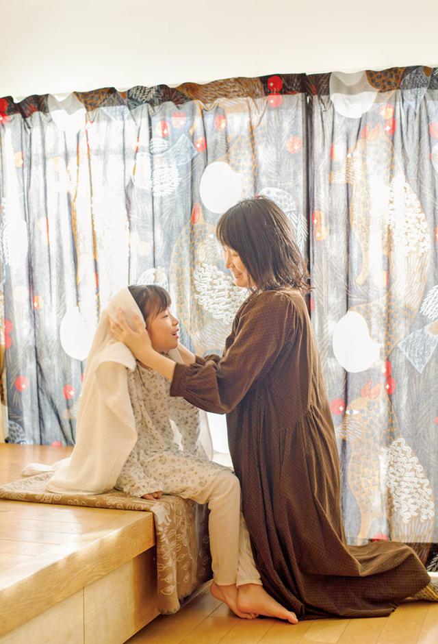 画像: お風呂上がりのひと時。すげさわさんは皮膚が弱い歩野子ちゃんのためにシャンプーや洗剤も自然派のものを選んでいる。ご主人はシャボン玉石けんの歯みがき粉ユーザーとか