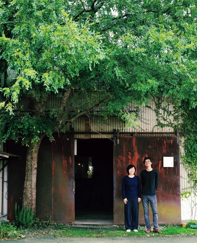 画像: 元は布団工場だった古い建物を、工房兼住まいに。1階には、月に1度オープンするショールームと、事務所を兼ねたキッチン付きの部屋がある。いま、2階を住まいに改装中