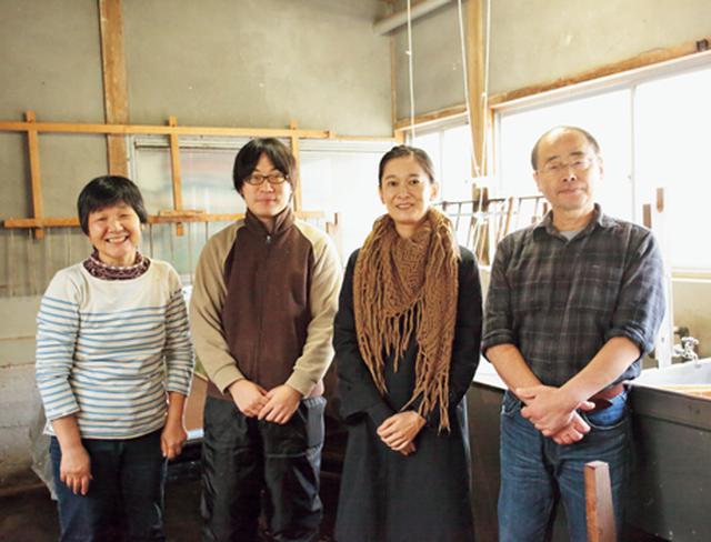 画像: 長谷川さん一家と、にしごりさん(右からふたり目)。「和紙の美しさに感動。作品が認められる喜びが活力になることに共感」
