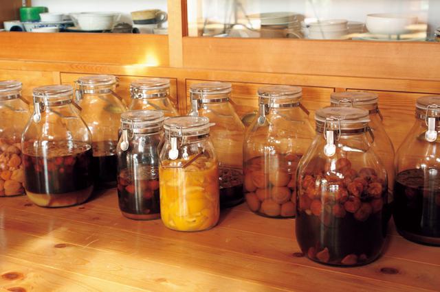 画像: 疲労回復に役立つクエン酸たっぷりの梅は、農作業時の必需品。はちみつ、酢、カルダモン、クローブなどで甘味や酸味を変え、多様に漬ける
