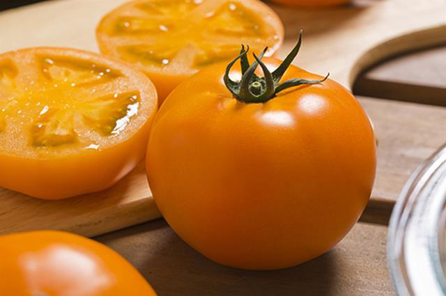 画像: 「桃太郎ゴールド」は橙黄色の大玉トマトで、甘味と酸味のバランスがいいのが特徴。体内に吸収されやすいとされるシス型リコピンを多く含んでいます