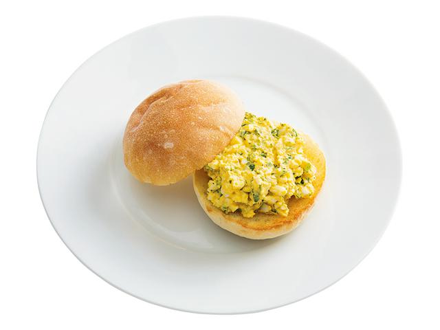 画像: 丸パンで パクチーマヨの玉子サンド