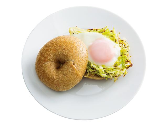 画像: ベーグルで エスニック目玉焼きサンド