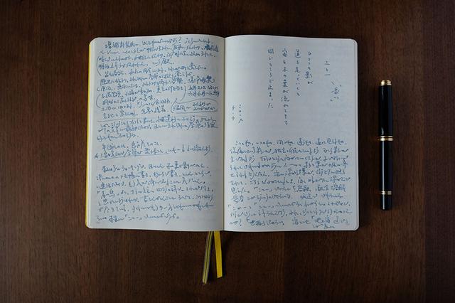 画像: さまざまな内容が混在する日記の中で、詩だけは縦書きにすることが多い。ノートはA5サイズを使用。以前は「美篶堂」で50冊オーダーしたオリジナルを使っていたが、使い切ったいまでは沖縄で買える「ロイヒトトゥルム」を愛用している。万年筆はペリカンM800番のほか、モンブランNo.24を使うことも。