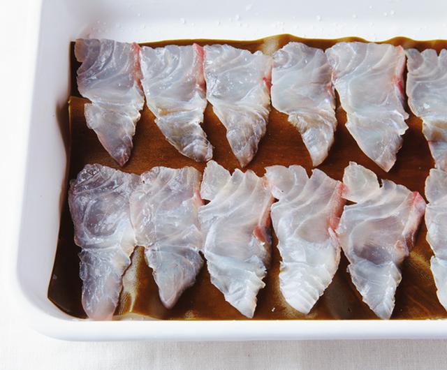 画像: バットなどに昆布を敷き、鯛を並べる。ラップをして冷蔵庫へ
