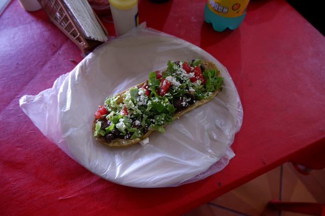 画像: メキシコ南部の小さな村、サン・フアン・チャムラでは「ワラーチェ」と呼ばれる軽食を。ワラーチェとは革サンダルのこと、名前のとおりサンダルのような形をしたメキシコのB級グルメなのだそう