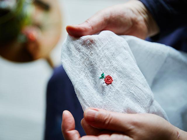 画像9: 「kecil-pohon」井上アコさんのライブ刺しゅう|りんごと葉っぱ