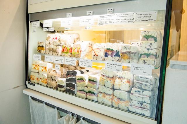 画像: ベーグルサンドが一番多く揃うのはオープン時(15種類ほど)。開店後はあれよあれよという間に売れていく