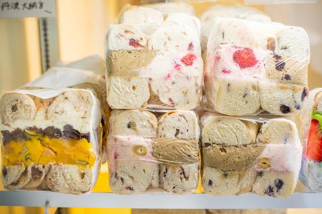 画像: 「豆腐のクリームチーズ ほうじ茶とストロベリーホワイトチョコ」(右)、「かぼちゃとあんこ クリームチーズ」(左)など興味をそそるラインアップ