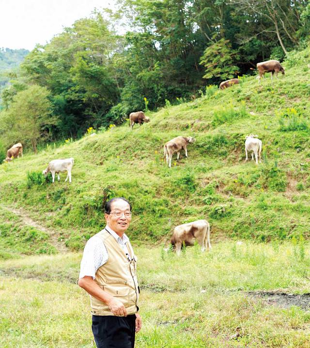 画像: 「子どものころは、自転車の後ろに重たい牛乳缶を積んでね。ガタガタの道を自転車で走って牛乳配達をしてから学校へ行ったもんです」と貞之社長。雲南市と奥出雲町にまたがる新たな牧場、「ダムの見える牧場」にて