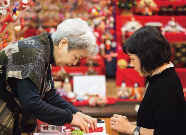 画像: 「絹の会」では、吊るし雛の販売や展示を行い、制作体験も受け付けている。伊豆稲取駅から徒歩10分。 問い合わせ:TEL.0557-95-0772 http://www.kinunokai.com/