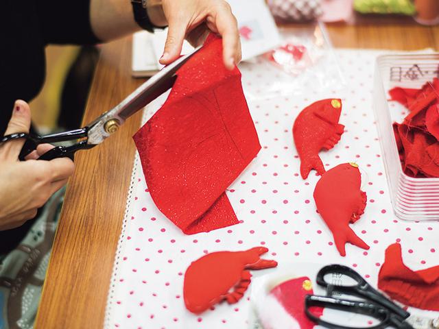 画像: 制作体験では、飾り物のなかから気になるものを選び、キットを購入したうえで、つくり方の指導を受けられる。細工が凝ったものほど複雑で時間はかかる